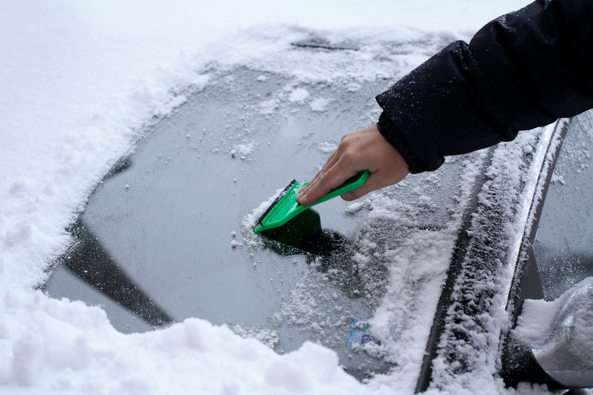 Снег сток. Скребок для чистки машины от снега. Чистить лед. Зима машина лобовое стекло скребок. Чистка асфальта от льда.